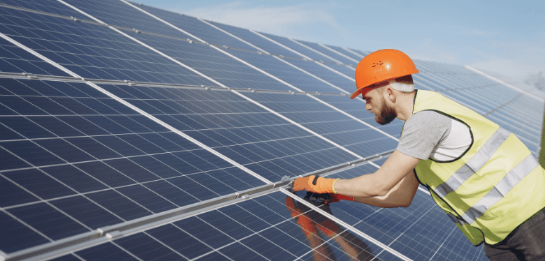 Professionnelle pour la maintenance des panneaux solaires