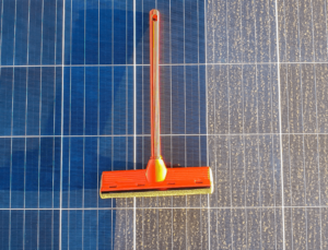 quels sont les outils pour faire l'entretien des panneaux solaires